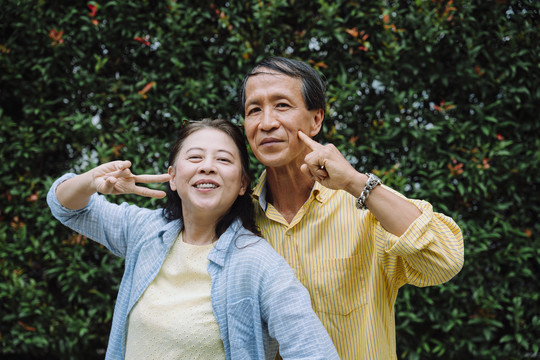 公园里有趣快乐的亚洲老年夫妇的肖像。