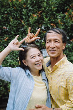 公园里有趣快乐的亚洲老年夫妇的肖像。
