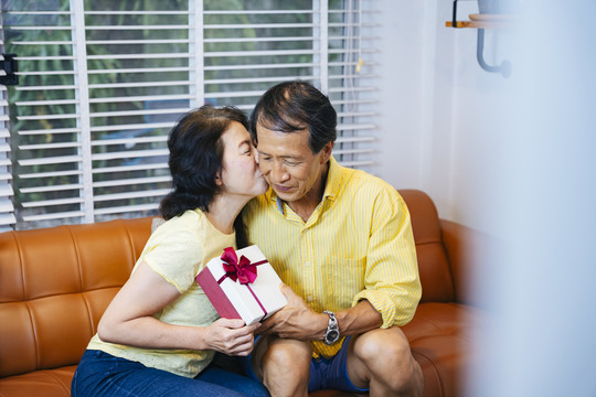一位亚洲老人在情人节送给妻子礼物，让妻子大吃一惊。