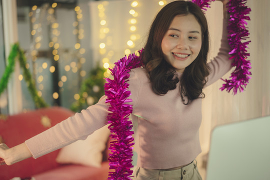 美丽年轻的亚洲女性黑头发通过在线视频电话与朋友庆祝圣诞派对。