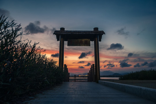 夕阳下栈道