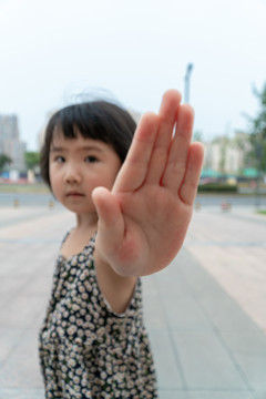 夏日里快乐玩耍的东方小女孩