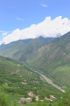 丹巴甲居藏寨和大金川河俯拍