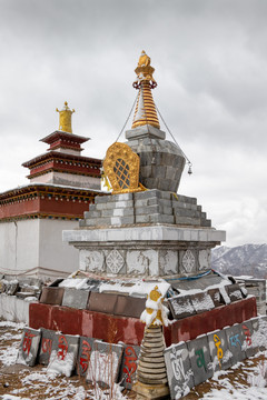 达拉岗布寺塔林