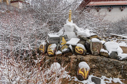 达拉岗布寺塔林