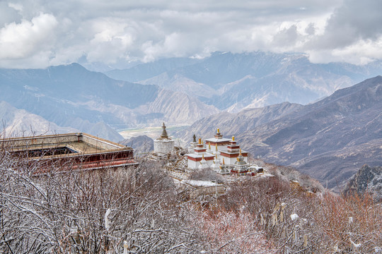 达拉岗布寺塔林