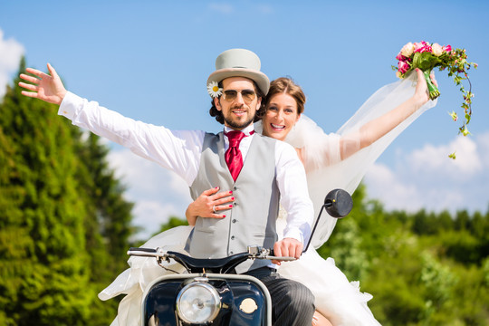 婚礼新郎新娘驾驶摩托车玩得开心