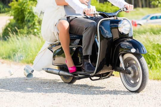 婚礼新郎新娘驾驶摩托车玩得开心