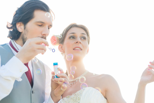 新婚夫妇，新娘和新郎，在外面吹肥皂泡