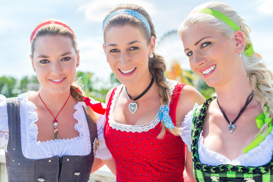 身着民族服装或迪恩德尔的女性朋友参观巴伐利亚博览会