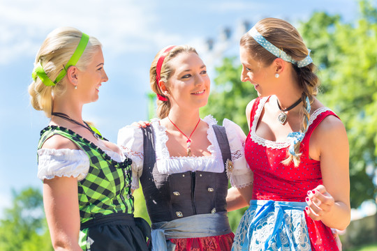 身着民族服装或迪恩德尔的女性朋友参观巴伐利亚博览会