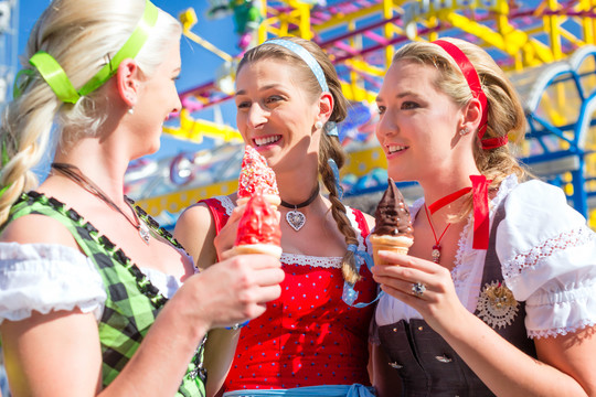 朋友们穿着民族服装一起参观巴伐利亚博览会，吃圣代冰