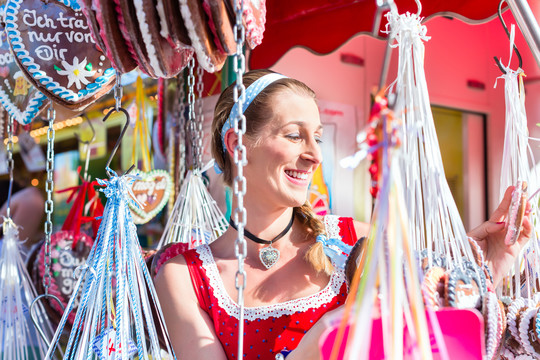 在啤酒节上选择姜饼心的女人穿着Dirndl