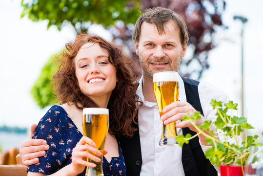男人和女人在啤酒花园酒吧喝酒