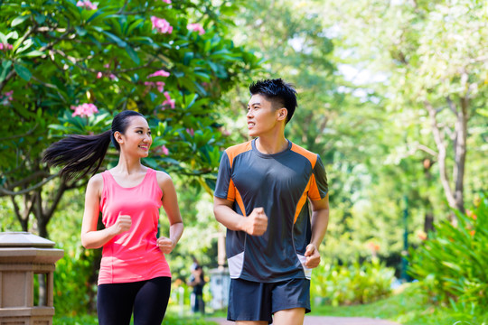 亚洲华人男女在城市公园慢跑