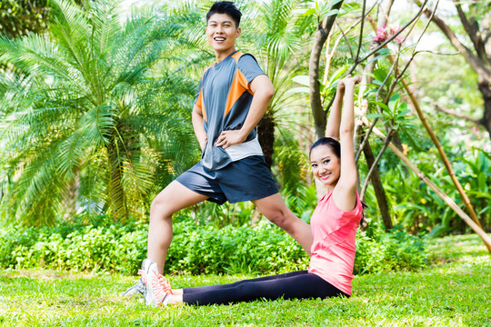 亚洲华人夫妇参加户外健身训练