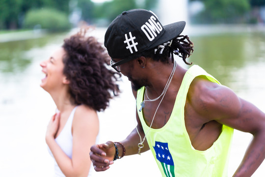 一对年轻的非洲裔美国夫妇在市中心慢跑