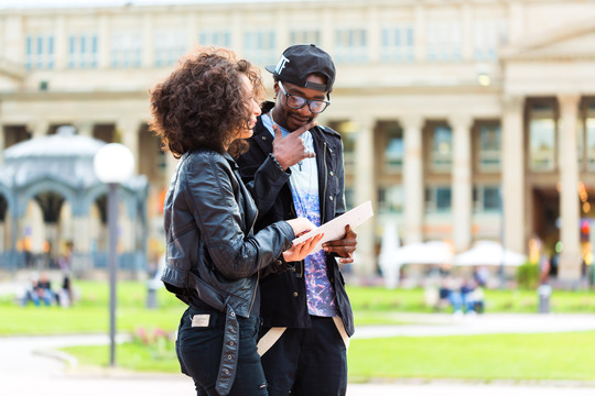 年轻的非洲裔美国夫妇正在用城市地图观光