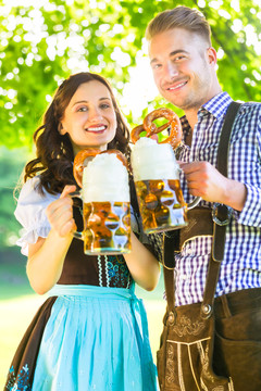 一对德国夫妇在树下喝啤酒