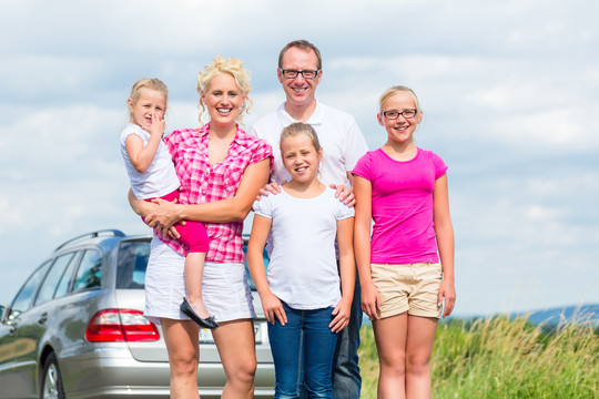 在农村，站在汽车前面的父母和孩子的家庭
