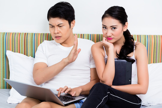 一对不幸福的亚洲夫妇在网上遇到问题