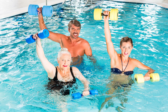 参加水上体操或水上运动的成年男子、青年和老年妇女群体