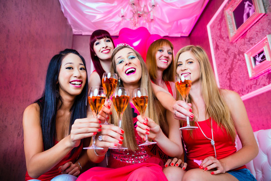新娘和朋友在俱乐部用香槟庆祝母鸡之夜