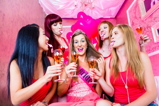 新娘和朋友们在俱乐部里用香槟和口哨庆祝母鸡之夜