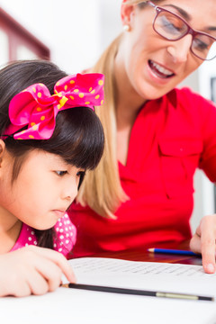 英语私人教师帮助亚洲女孩做家庭作业