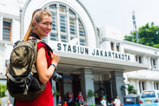 印度尼西亚雅加达火车站观光的妇女站在街上