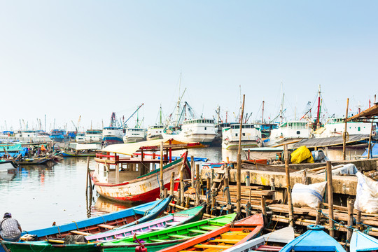 印尼雅加达的巽他克拉帕旧港，有渔船、船只和码头