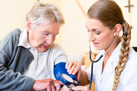 养老院老年女病人血压测量的护理
