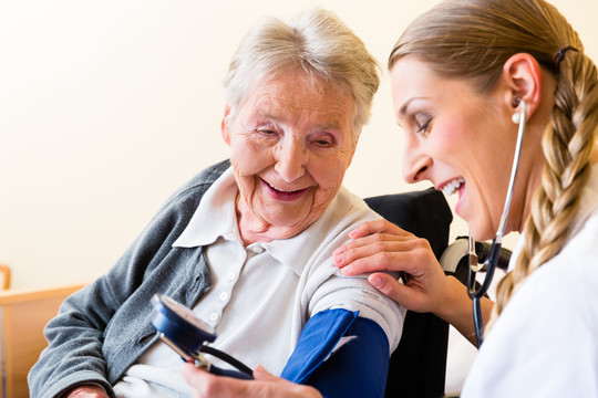 养老院老年女病人血压测量的护理
