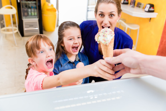 在热天吃冰镇冰的小女孩显然很兴奋