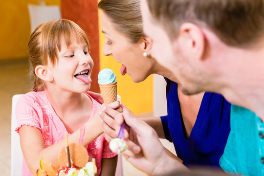 女孩和妈妈一起舔着一碗冰淇淋
