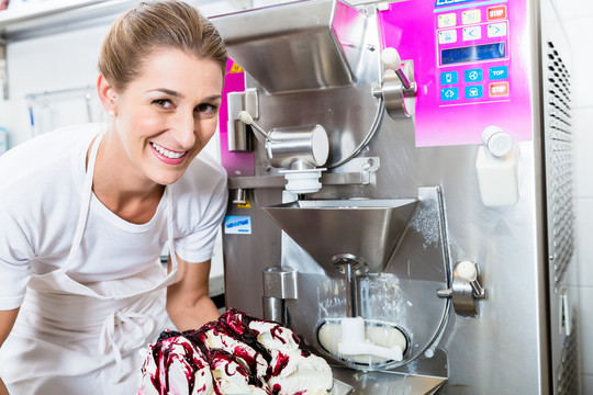 冰淇淋机在她店里的机器旁