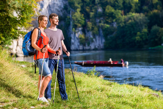 夏天，为了更好的健身，男人和女人在多瑙河上徒步旅行，威尔滕堡变窄了