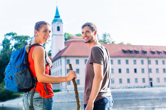 游客夫妇在多瑙河威尔滕堡修道院徒步旅行