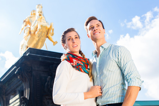 德累斯顿戈德纳·雷特雕像前的一对旅游夫妇