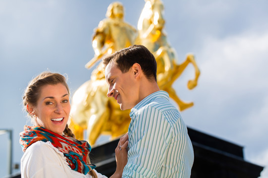 德累斯顿戈德纳·雷特雕像前的一对旅游夫妇