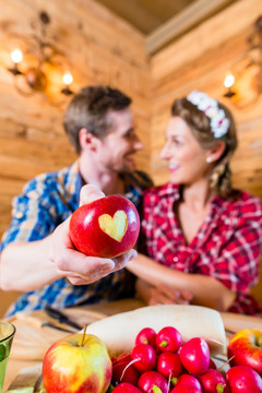 相爱的情侣在阿尔卑斯山上，一颗心被切成了一个苹果