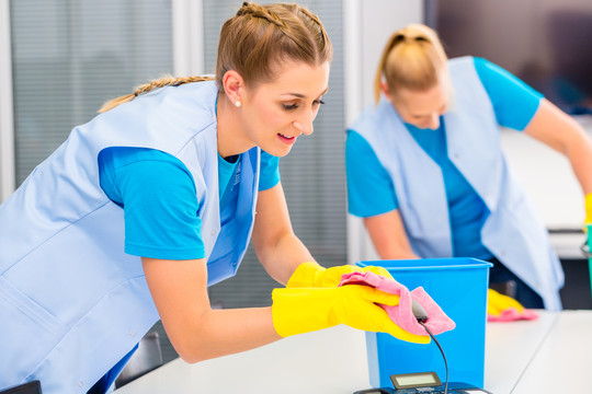 商业清洁团队女性作为团队在办公室工作