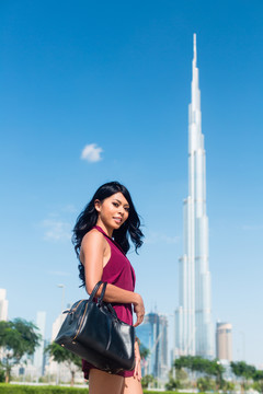 迪拜哈利法塔前城市度假的女游客
