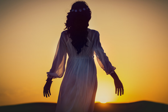 阿拉伯沙漠之旅中看日落的女人