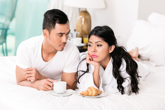 婚姻问题-亚洲男人感觉被妻子拒绝，他们躺在床上