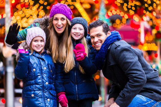 快乐家庭参观传统圣诞市场