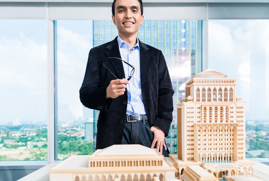 印度建筑师在办公室与建筑模型