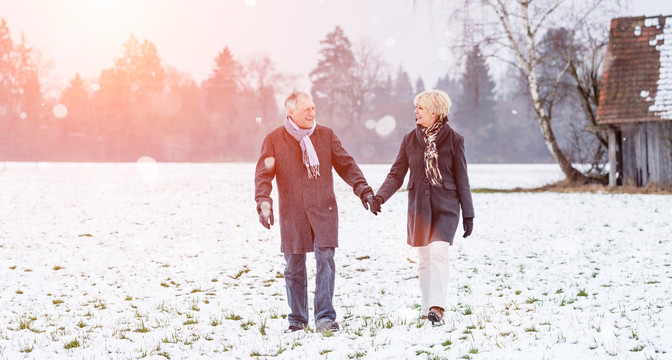 老年夫妇在冬天散步