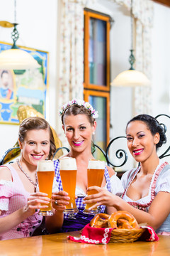 一群人在巴伐利亚酒吧喝着小麦啤酒，碰杯