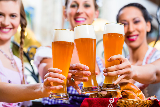 一群人在巴伐利亚酒吧喝着小麦啤酒，碰杯